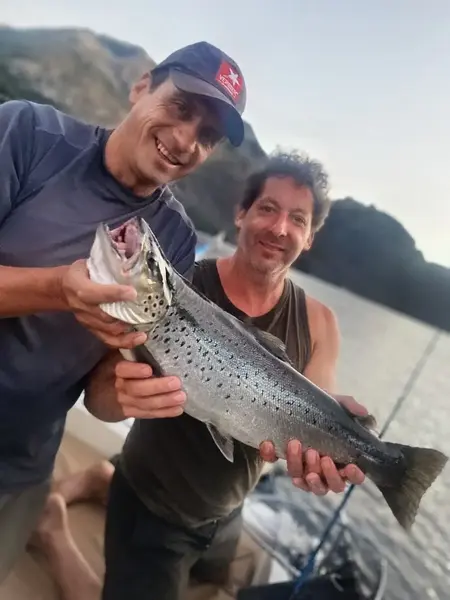 Trucha pescada en el lago Nahuel Huapi